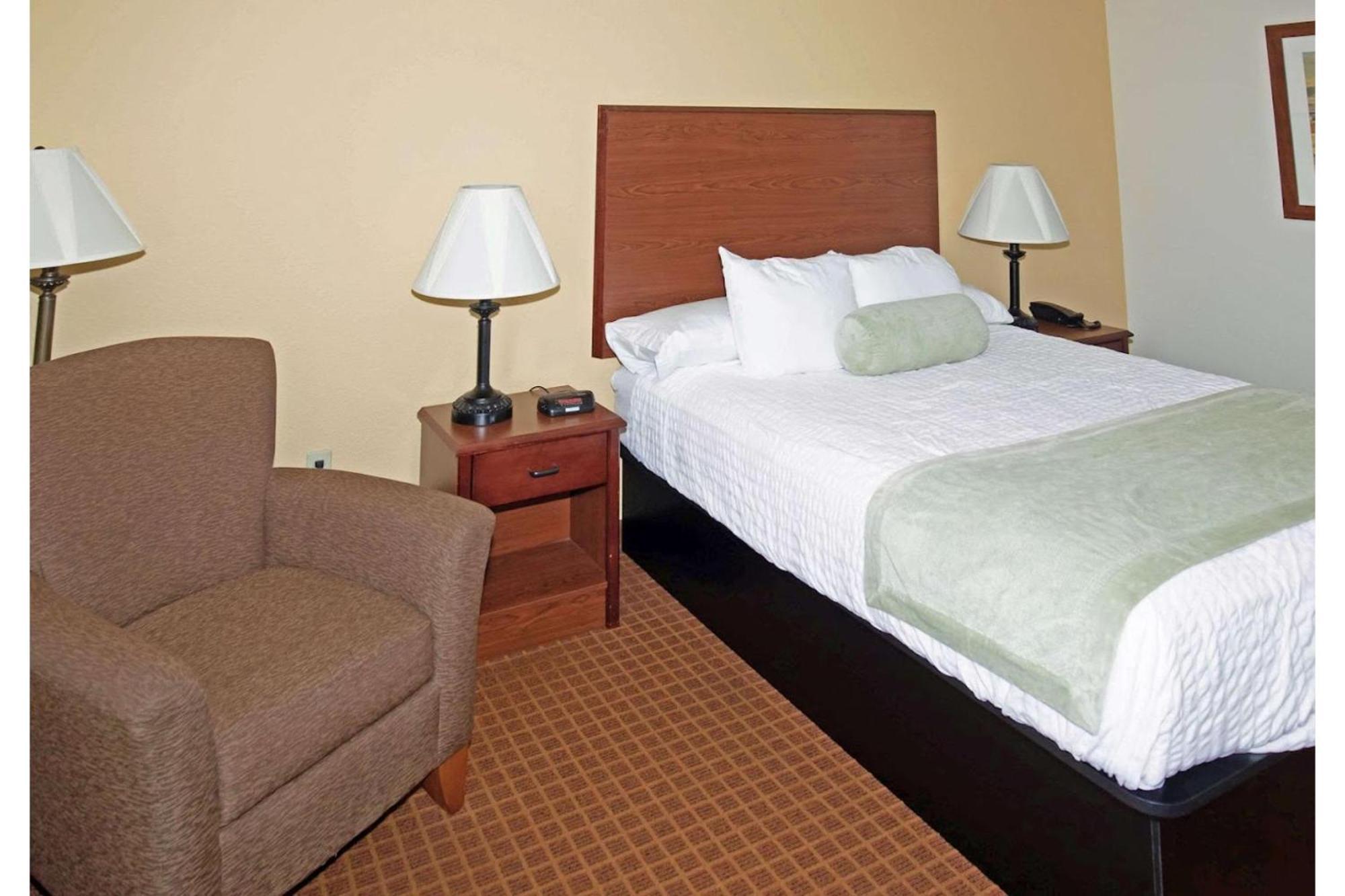 Park View Inn & Suites Hoisington Near Great Bend Exterior foto